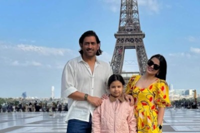 MS Dhoni and Family Spend Some Quality Time in Paris; Pictures at the Eiffel Tower Goes Viral