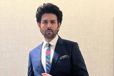 Kartik Aaryan Obliges Fan With Selfies As He Gets Spotted In The City; Watch Video