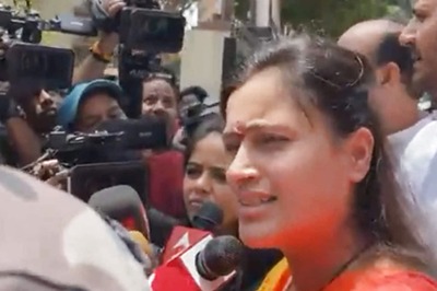 'If Reciting Chalisa Is Crime': Navneet Rana 'Challenges' Uddhav; BMC to Visit Home on Monday