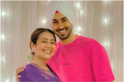 Neha Kakkar Pregnant? Fans Speculate as Singer Seen in Loose Fitting Clothes, Wears Dupatta Covering Stomach