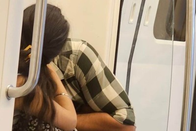 Image of Couple Kissing Inside Delhi Metro Goes Viral And People Want to 'Normalise' it