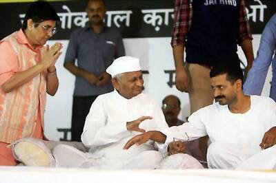 Bedi fires salvo at Kejriwal, wants Anna to step in