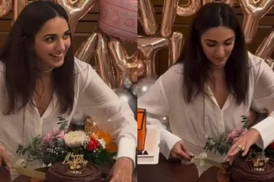 Kiara Advani Smiles Wide While Cutting Birthday Cake in Midnight Celebrations, Sidharth Malhotra MIA