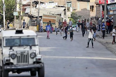 Migrant Labourers Leave Kashmir Valley Due to Ongoing Unrest