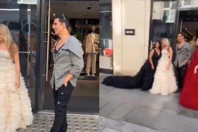 Akshay Kumar Poses With Female Fans During Housefull 5 Shoot In London, Video Goes Viral; Watch