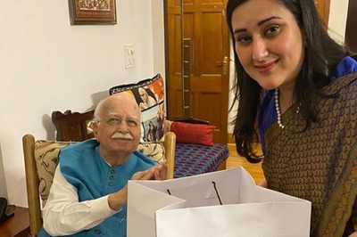 Sushma Swaraj's Daughter Continues her Tradition, Greets LK Advani on his B'day with Cake