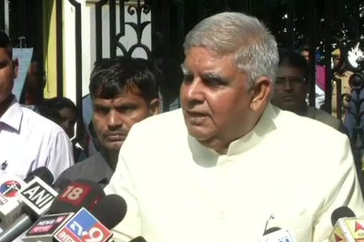 'Democracy Can't Run This Way': Bengal Guv Forced to Wait Outside Locked Assembly Gate, Cries Foul