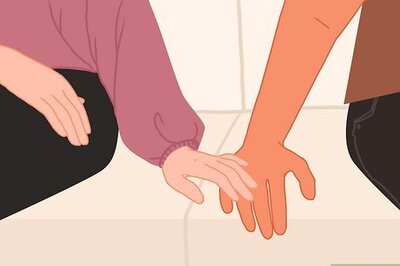 How to Get Your Boyfriend to Hold Hands with You Again