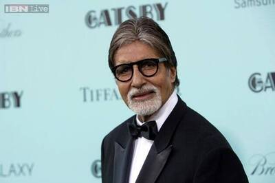 Amitabh Bachchan presents scholarship to an Indian student at La Trobe University, Melbourne
