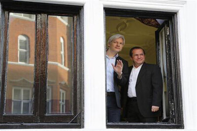 Assange says WikiLeaks assisting Snowden in his bid for asylum in Iceland