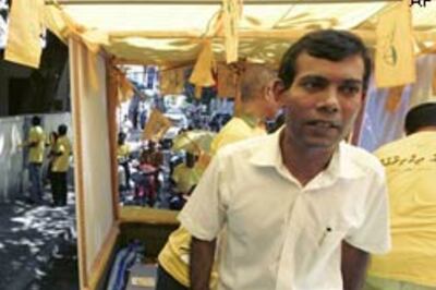 Gayoom era ends, Maldives elects democratic prez