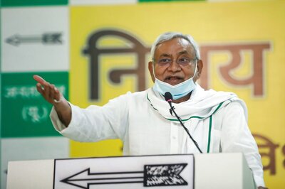 Slippers Flung Towards Nitish Kumar at Muzaffarpur Rally, Culprits Miss Target But Three Held