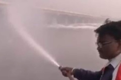 Delhi Govt Installs Bamboo Structures, Sprinkles Water to Remove Froth from Yamuna; Faces Criticism for 'Cover-up'