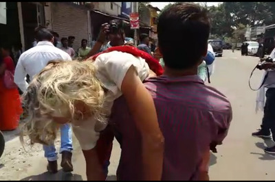UP: Man Carries Mother on Shoulders After Police Halt Their Auto in Wake of UP CM's Security
