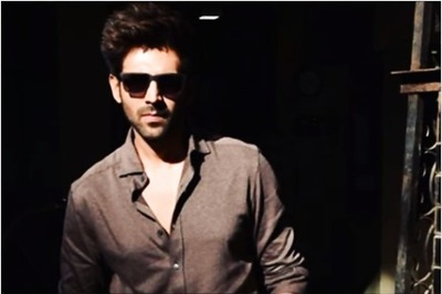 Schoolgirls on Bus Sing Dheeme Dheeme Aloud as They Spot Kartik Aaryan, Watch Video