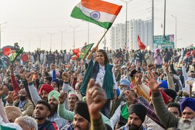 Thousands of Maharashtra Farmers March towards Mumbai, Pawar to Join Sit-in Tomorrow