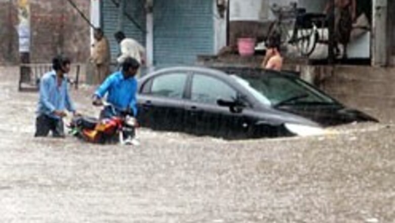 Floods strand Pakistanis on rooftops