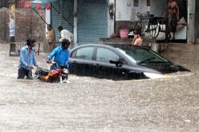 Floods strand Pakistanis on rooftops