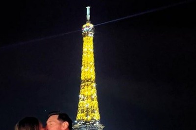 Lionel Messi, Antonela Roccuzzo Seal It With a Kiss in Paris