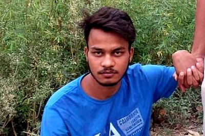 Delhi Murder: New Video Shows Accused Waiting for Teen Girl Moments Before Killing | WATCH