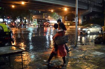 3 Dead as Heavy Pre-monsoon Showers Lash Mumbai; Flight Operations Hit