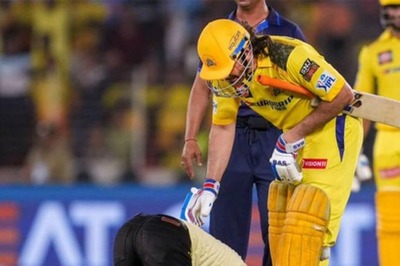Fan Who Breached Security to Touch MS Dhoni's Feet Arrested by Gujarat Police, Charged with Criminal Trespassing