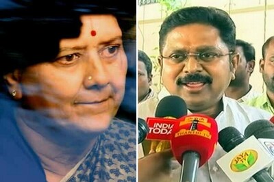 AIADMK Live: Palaniswami and Panneerselvam Wrest Control from VK Sasikala, Say Jayalalithaa is 'Eternal Leader'