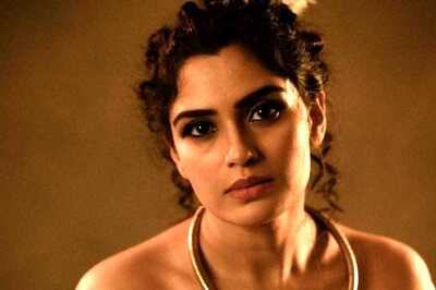 Sangeetha Bhat Exudes Vintage Vibe In An Off-white Traditional Ensemble