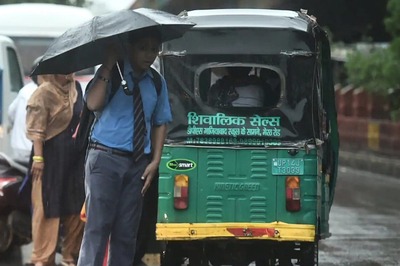 Delhi's Maximum Temperature Drops to 30.7 Deg C; Light Rain Likely on Monday