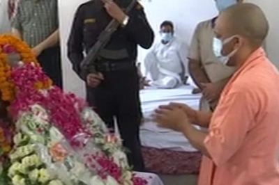 Adityanath Takes Charge of Kalyan Singh's Final Journey, to Stay the Night at Ex UP CM's Home Village