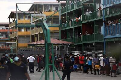 Singapore to Test Taxi Drivers, Food Delivery Workers for Free to in Bid to Expand Covid-19 Response