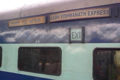 Engine of Kashi Vishwanath Exp Derails at New Delhi Station