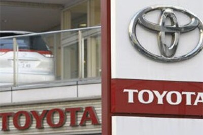 Toyota starts safety fix, damage claims mount