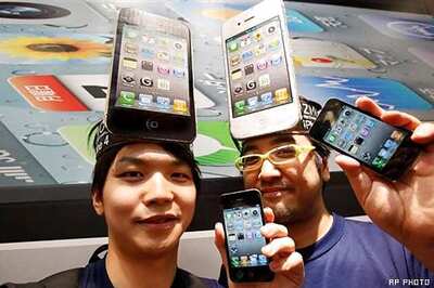 iPhone 4 in short supply at Japan launch