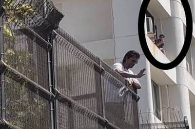 This Man Had the Best View of Shah Rukh Khan Greeting Fans From Mannat on Eid 2023