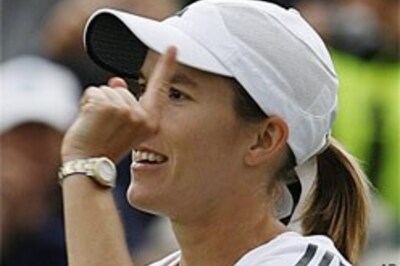 Henin overpowers Serena in quarters
