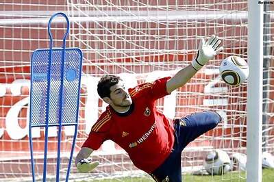Casillas gives Reina credit for penalty save