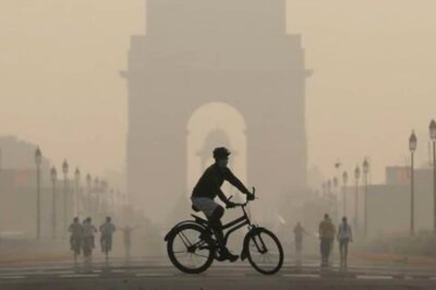 Delhi Air Quality Remains Very Poor; Minimum Temperature Drops to 9.8 Degrees Celsius