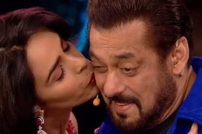 Flirty Mallika Sherawat Kisses Salman Khan on Bigg Boss 18, His Reaction Goes Viral; Watch Video
