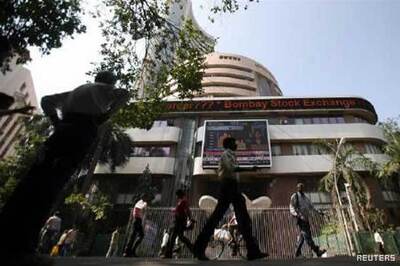 Sensex lacklustre, Nifty closes above 5300 level