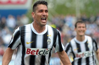 Juventus win to keep lead, Milan keep up chase