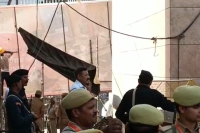 Police Force in Varanasi's Gyanvapi Complex Before Videography, Mosque Being Covered for 'Security'