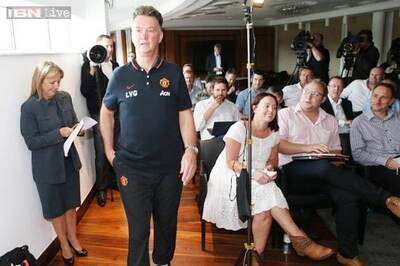 Louis van Gaal produces United dossier to counter long-ball claims