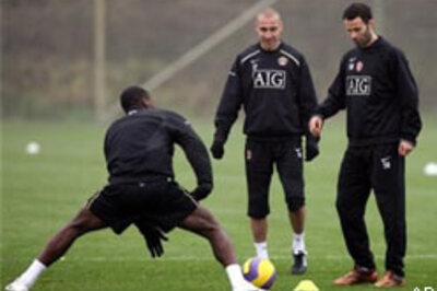 Larsson signs for Manchester United