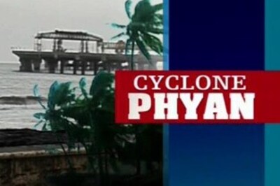 Cyclone crosses India's west coast, weakens