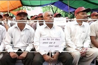 Mohali: Ex-servicemen show black flags to Parrikar over delay in implementing One Rank One Pension