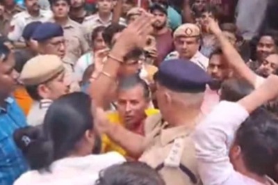 Delhi: 4-Year-Old Raped At Her Tuition Centre in Pandav Nagar, Locals Vandalise Cars During Protest