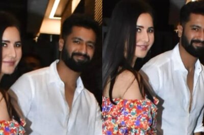 Vicky Kaushal Holds Wife Katrina Kaif Close As VicKat Pose at Farhan Akhtar's Party; See Pics