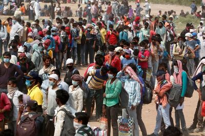 In Bid to Go Home,  Over 3,000 Karnataka Migrants Wait for Hours for Uttarakhand-bound Train with 1,700 Seats