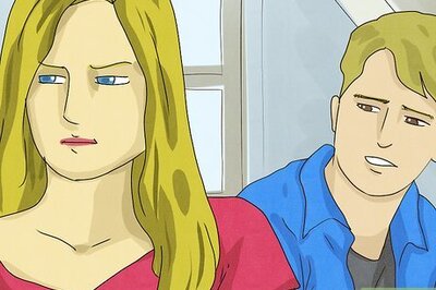 How Covert Narcissists Act & Behave (According to Experts)